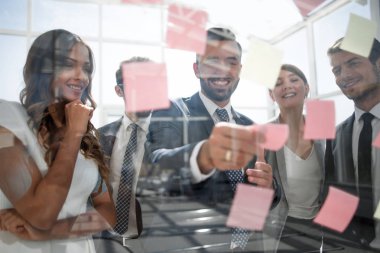 masanın üzerine notlar okuma view.businessman alt