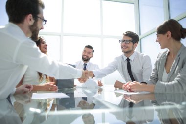 İş adamları el sıkışmak için ellerini uzatıyor..