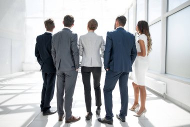 Arka görüntü. İş ekibi kopyalama alanına bakıyor.