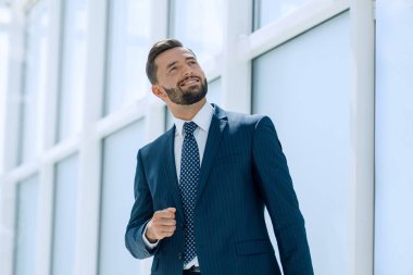 yeni ofisinde duran bir işadamı hayal