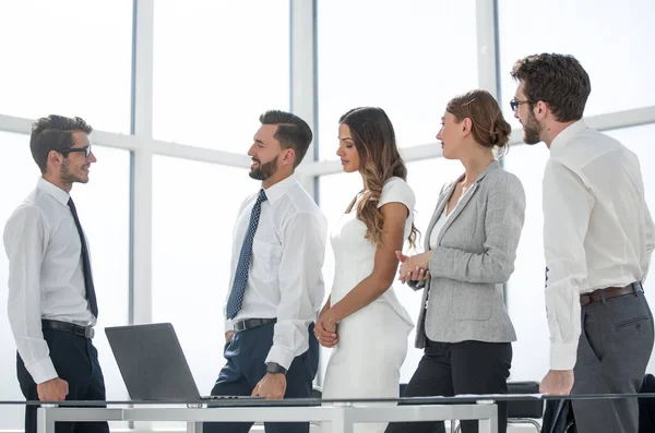 Business team looks out the office window — Stock Photo, Image