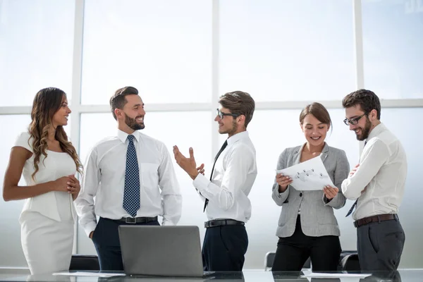 Business team bespreekt online informatie — Stockfoto