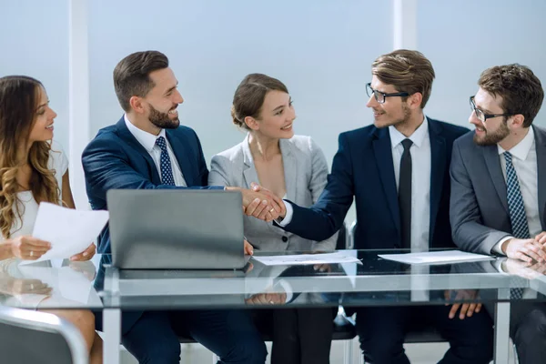 Wirtschaftsteam diskutiert aktuelle Informationen. — Stockfoto