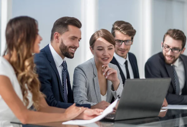 Equipo de negocios discutiendo información actual . —  Fotos de Stock