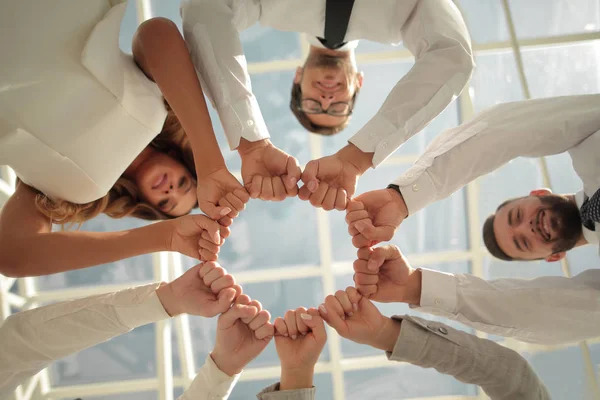 Vista dal basso. team di lavoro in piedi in un cerchio . — Foto Stock