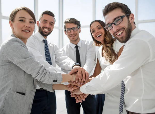 Equipo empresarial mostrando su unidad — Foto de Stock