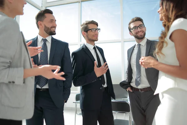 up.Working grup yeni fikirleri tartışmak iş adamları kapatın