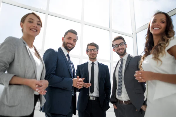 Uzavřít up.business tým stojí v kanceláři — Stock fotografie