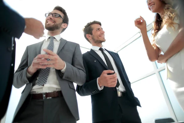 Untere Ansicht. Gruppe von Geschäftsleuten im Büro — Stockfoto