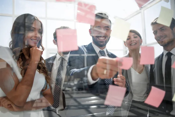 masanın üzerine notlar okuma view.businessman alt