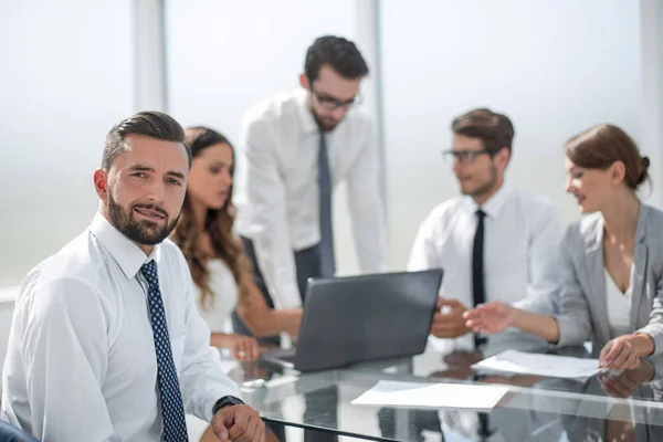 Affärsman håller ett arbetsmöte med affärsteamet. — Stockfoto