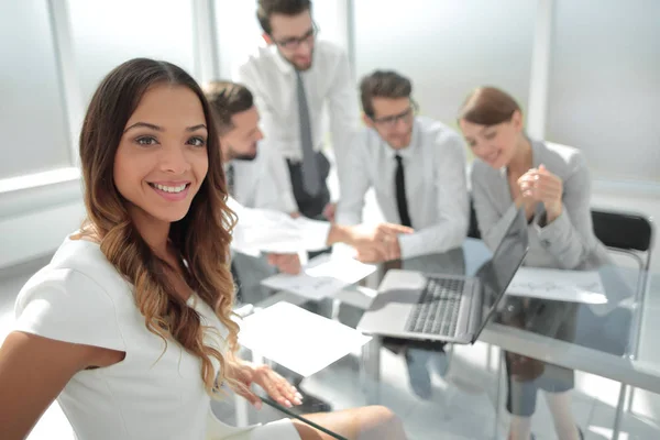 Jovem empresária no contexto do local de trabalho — Fotografia de Stock