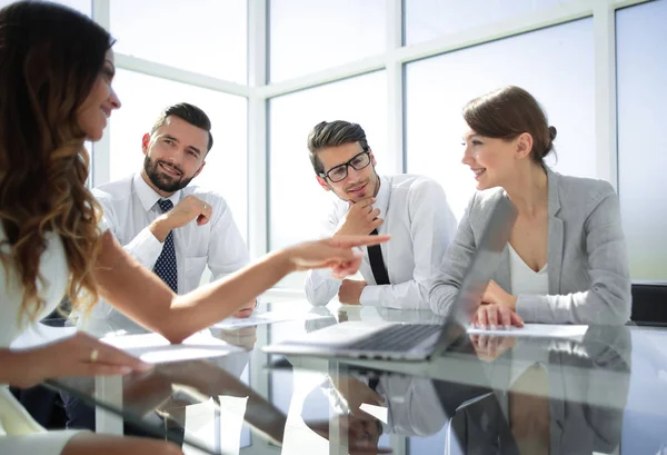 Sorrindo equipe de negócios na mesa . — Fotografia de Stock