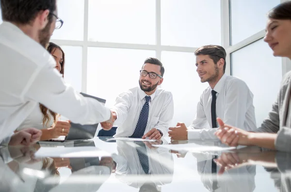 Bottom view.handslag affärspartner över skrivbordet — Stockfoto