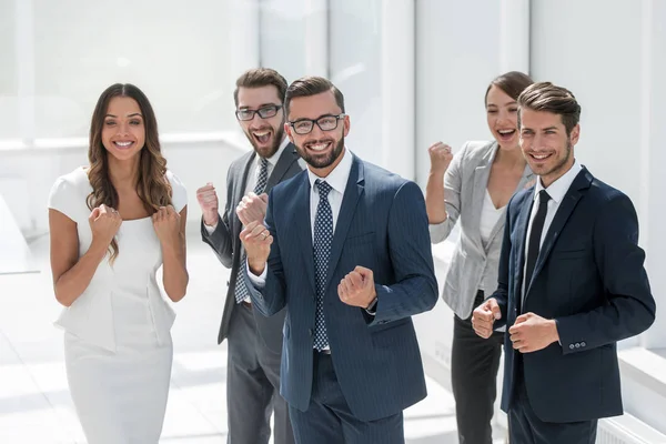 Feliz equipo de negocios de pie en la oficina . —  Fotos de Stock