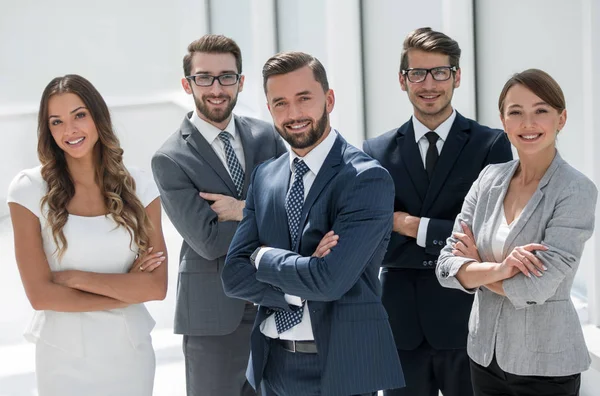 Grupo de empresários de sucesso no fundo do escritório — Fotografia de Stock