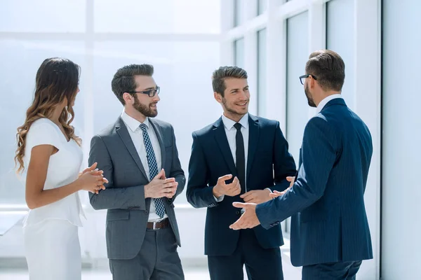 Gruppe von Geschäftsleuten im Gespräch, im Büro stehend — Stockfoto