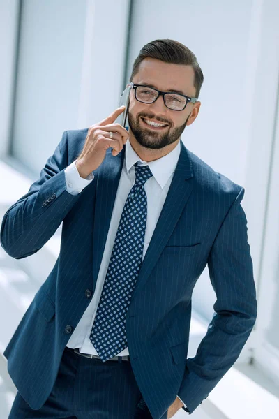 Gerente hablando con el cliente en el móvil —  Fotos de Stock