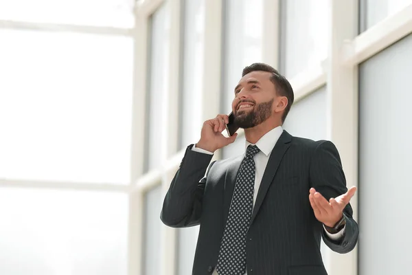 Cerrar up.smiling hombre de negocios hablando por teléfono — Foto de Stock