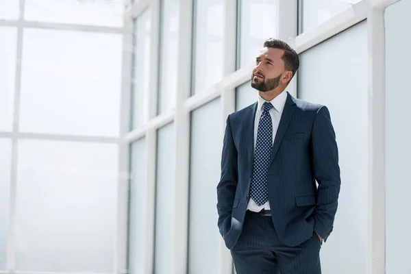 Rêver d'un homme d'affaires debout dans un nouveau bureau — Photo