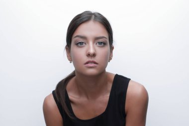 Yumuşak makyaj ile sevimli genç bir kadın portresi