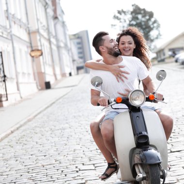 Güneşli bir günde bir şehir sürme mutlu genç Çift