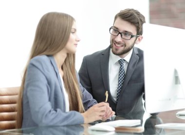 bir bilgisayardaki bilgilere tartışırken iş arkadaşları