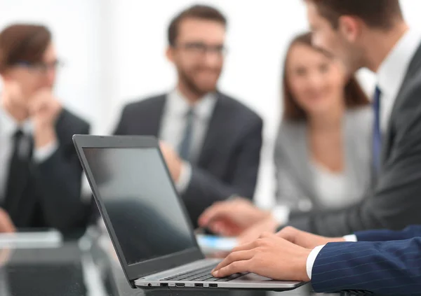 Las manos del hombre de negocios que trabaja en el ordenador portátil . — Foto de Stock