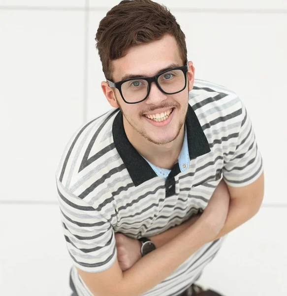 Vista desde la parte superior. Joven exitoso con gafas mirando a la cámara — Foto de Stock