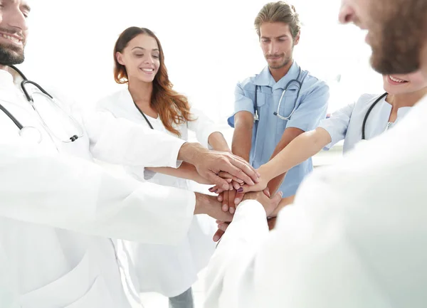 Médecins et infirmières dans une équipe médicale empilant les mains — Photo