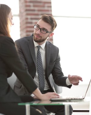 Coworking, yeni başlangıç fikir gösteren yaratıcı Yöneticisi