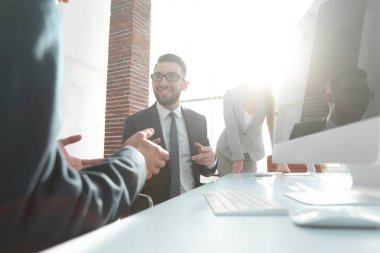 iş arkadaşları iş sorunları tartışıyor.