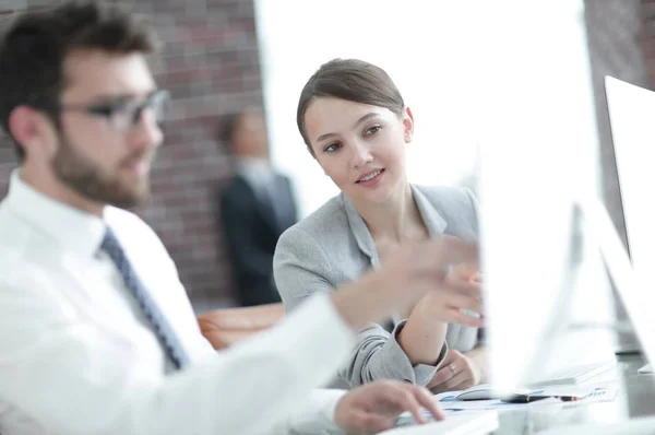 Compañeros de negocios trabajando en oficina — Foto de Stock