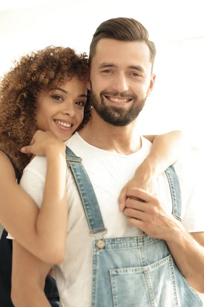 Retrato de close-up de um casal recém-casado em um fundo de caixas — Fotografia de Stock