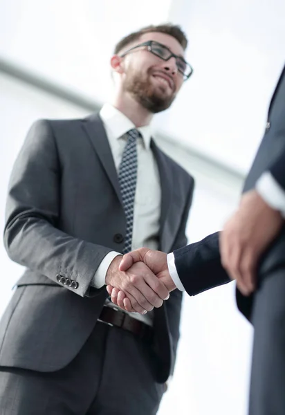 Empresários sorridentes amigáveis a apertar a mão. Foto conceito de negócio — Fotografia de Stock