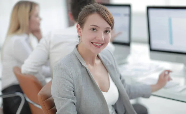 Schöne Geschäftsfrau Schreibtisch Sitzend Und Die Kamera Blickend Foto Mit — Stockfoto