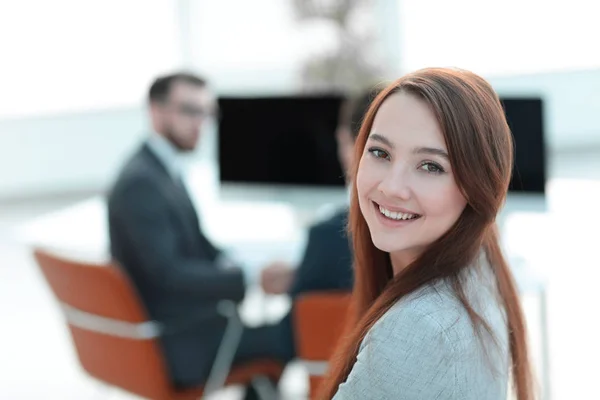 Sorridente assistente feminina no fundo do escritório — Fotografia de Stock