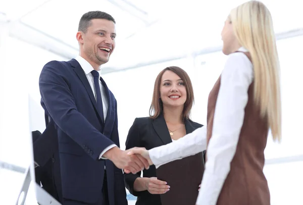 Colegas de negocios estrechando las manos después de una presentación exitosa . — Foto de Stock