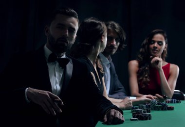casino poker oyununda üzerinden seyir puro olan adam