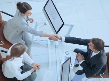 iş el sıkışma adamı ve subay masanın üstünde. iş kavramı