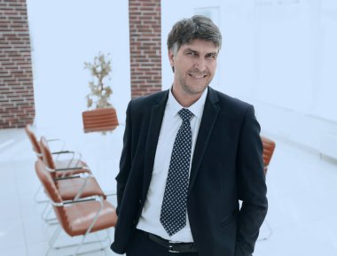 işadamı bir boş konferans salonu bir arka plan üzerinde