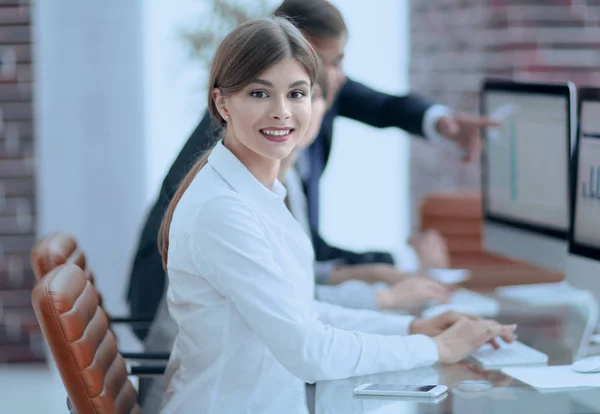 Young professional and business team discussing financial data. — Stock Photo, Image