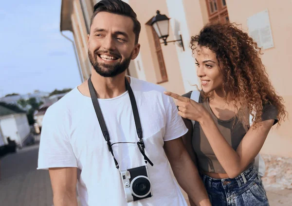 Zufriedene Touristen, die durch die Stadt spazieren und die Aussicht genießen — Stockfoto