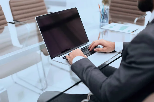 Primo piano. Uomo d'affari digitando sul computer portatile . — Foto Stock