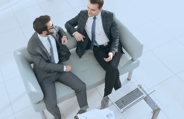 Affärspartners som diskuterar ett kontrakt — Stockfoto