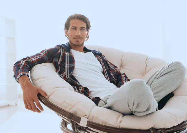 başarılı adam modern oturma odasında dinleniyor.