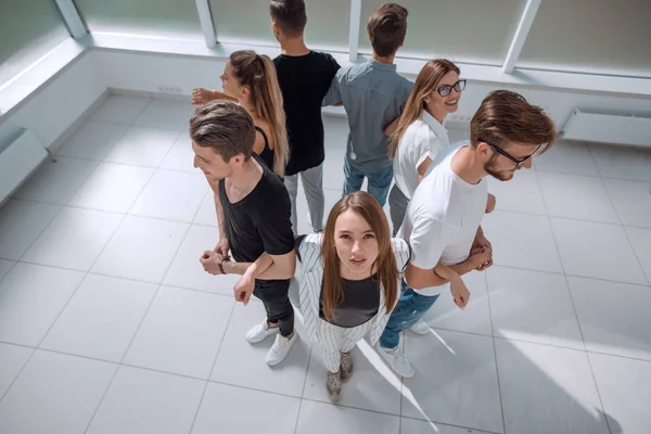 Vista superior de un grupo positivo y diverso de personas felices — Foto de Stock