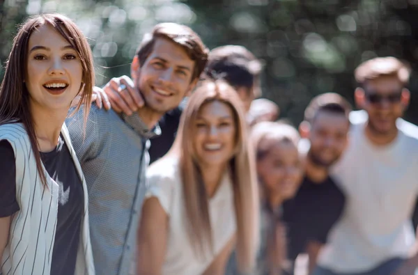 Mujer joven y un grupo de amigos — Foto de Stock