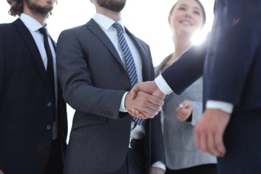 Yatırımcı ile el sıkışan iş lider