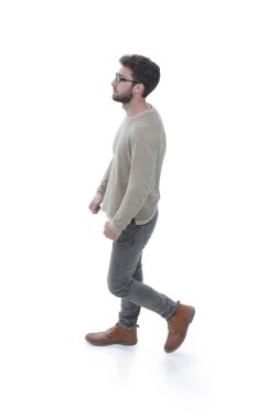 yan görünümü. modern genç adam güvenle ileri gider.